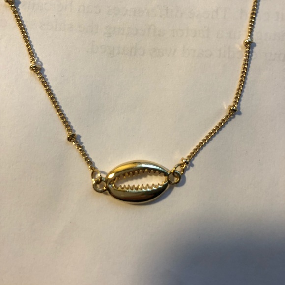 Urban Outfitters gold shell necklace - Picture 2 of 2